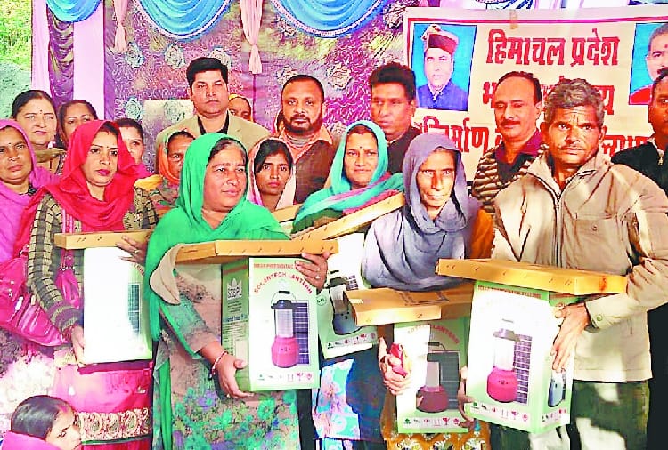 262 कामगारों को बांटीं साइकिलें और सोलर लैंप