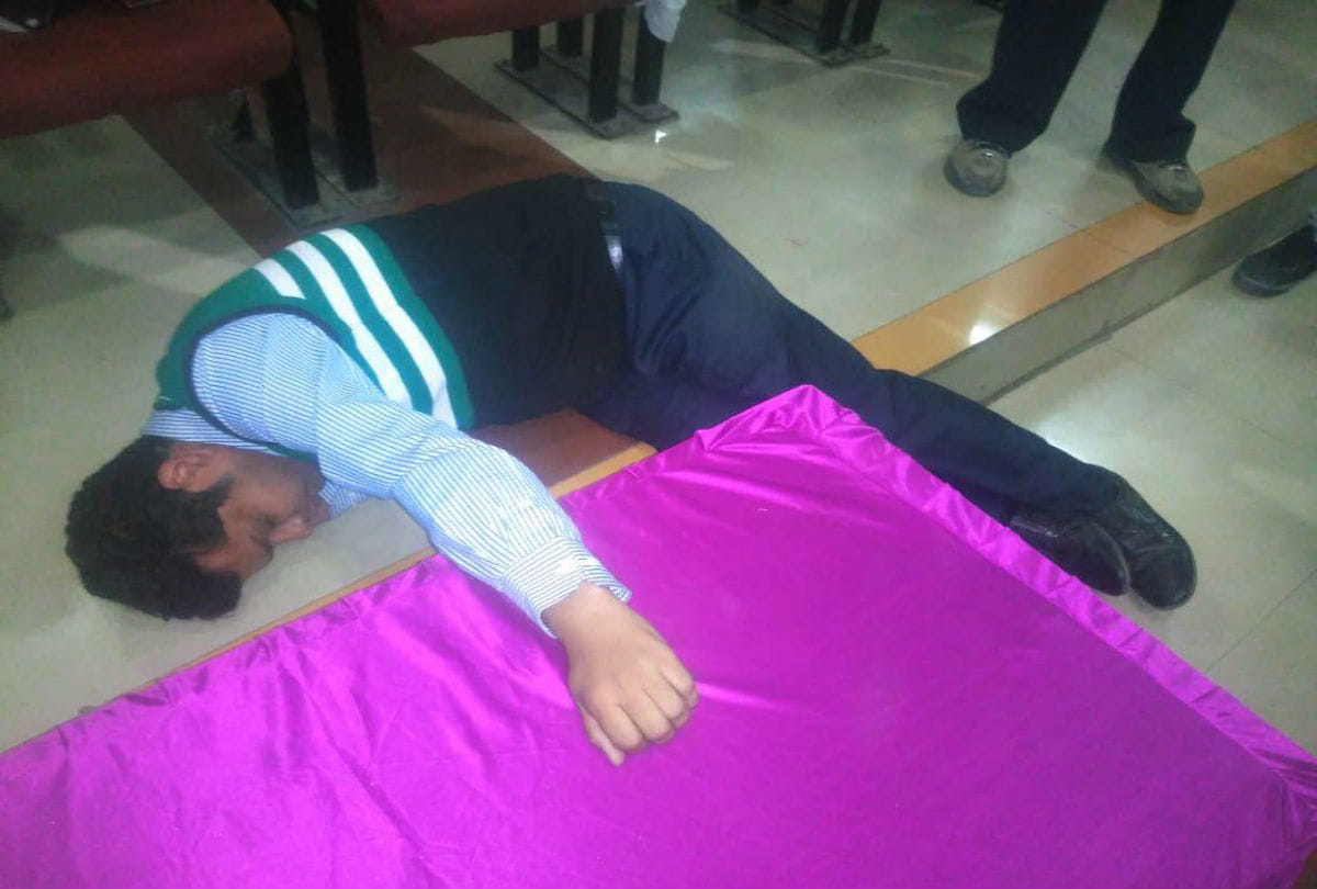 municipal commissioner fell down unconscious after BJP leader threats in firozabad