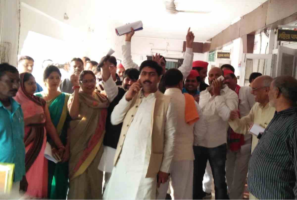 sp congress and bjp parshad fight in nagar nigam lucknow