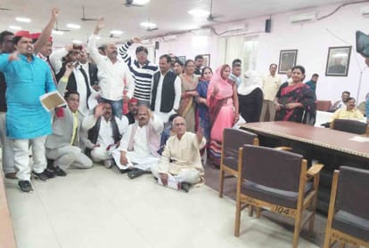 sp congress and bjp parshad fight in nagar nigam lucknow