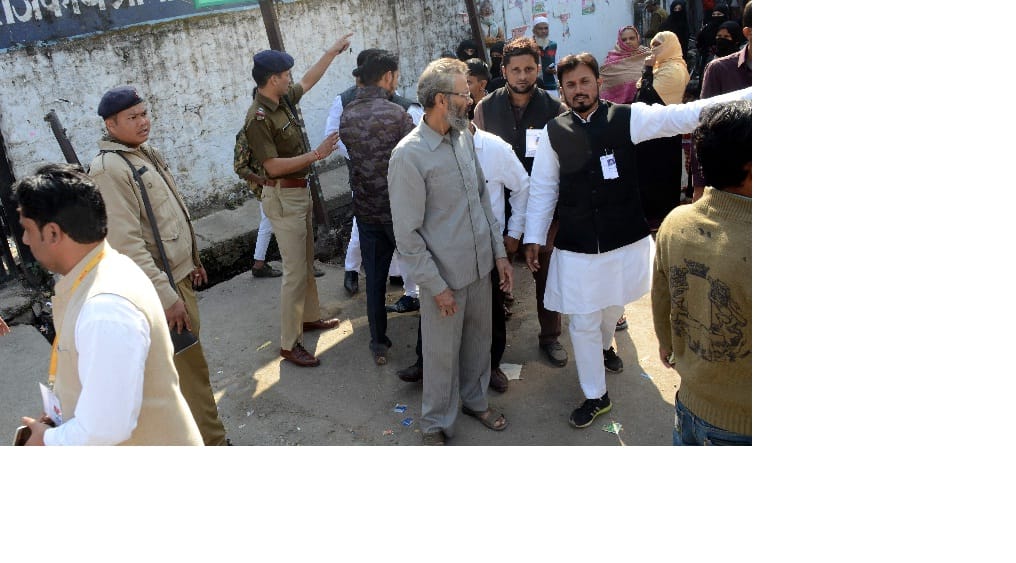 फजी वोटिंग को लेकर हंगामा मतदान रूका