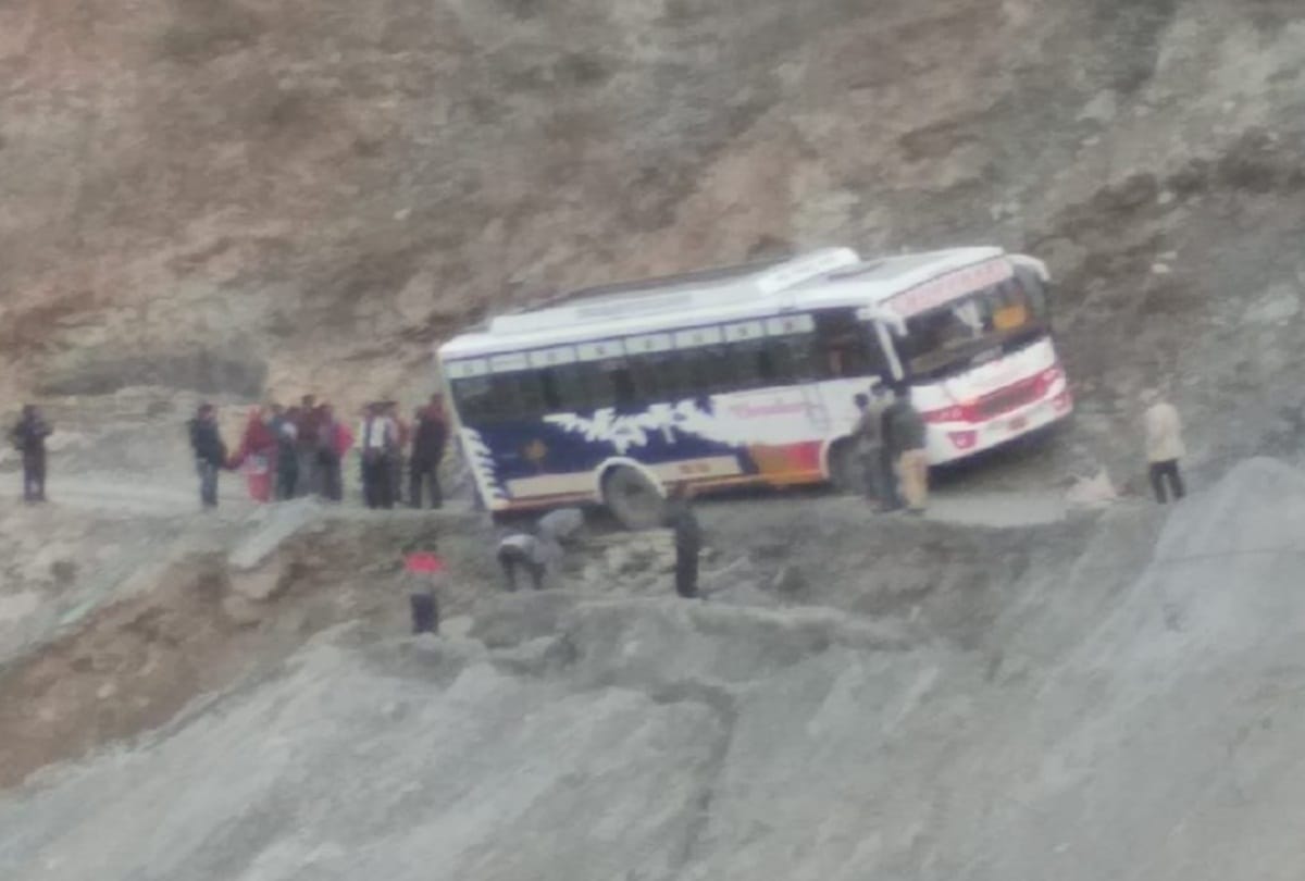 Eight people die in China after hijacked bus crashes