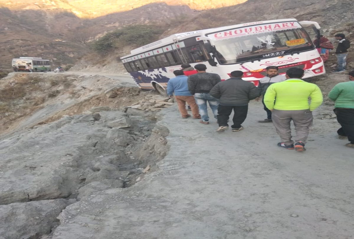 bus hanged in air at chamba himachal
