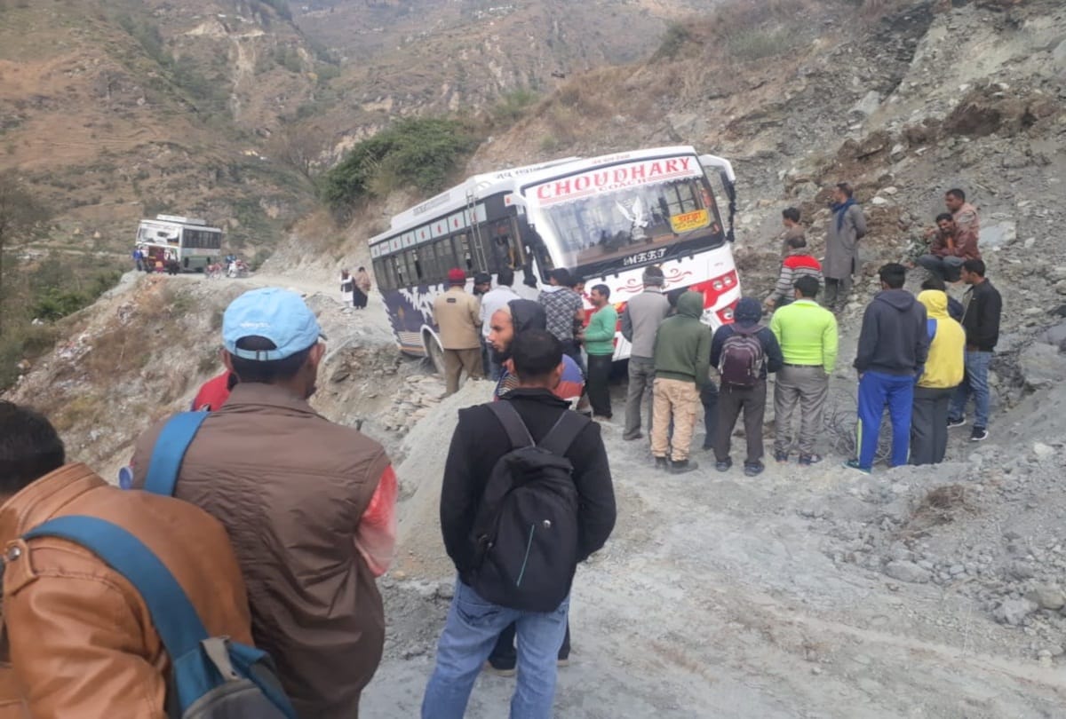 bus hanged in air at chamba himachal