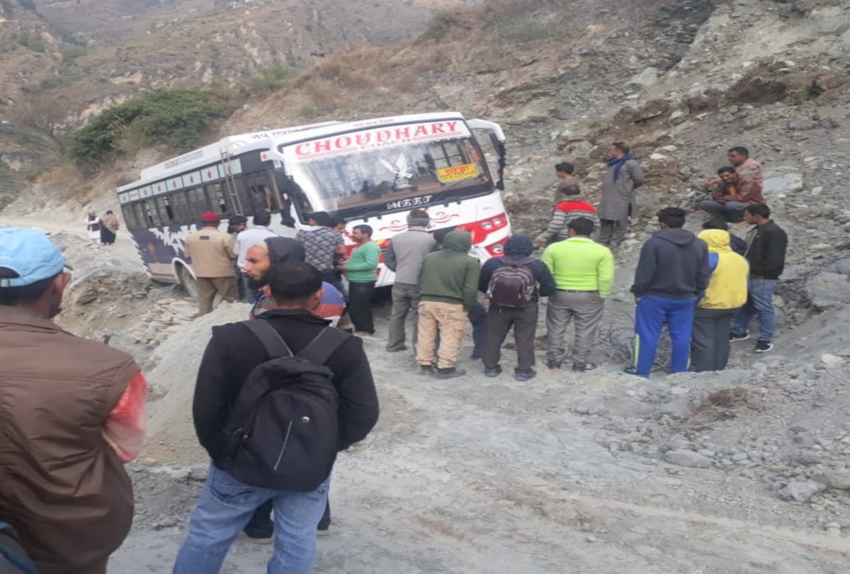 bus hanged in air at chamba himachal