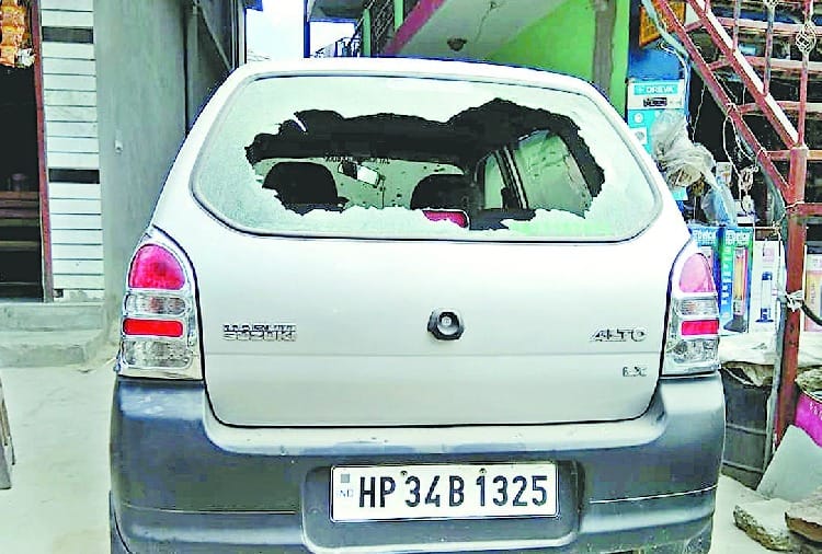 शरारती तत्वों ने तोड़े कार के शीशे
