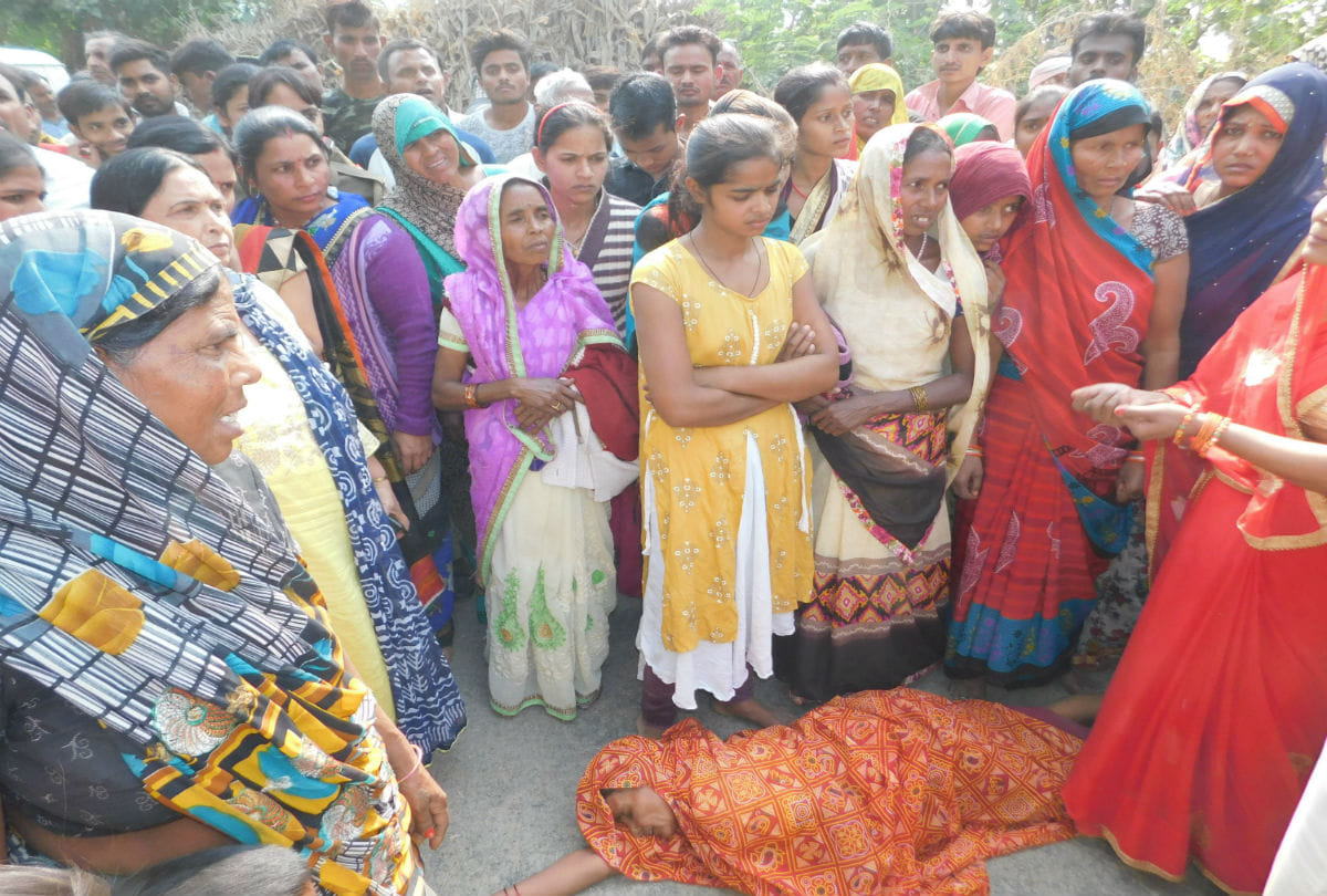 wife sitting on husband's pyre for sati in mainpuri