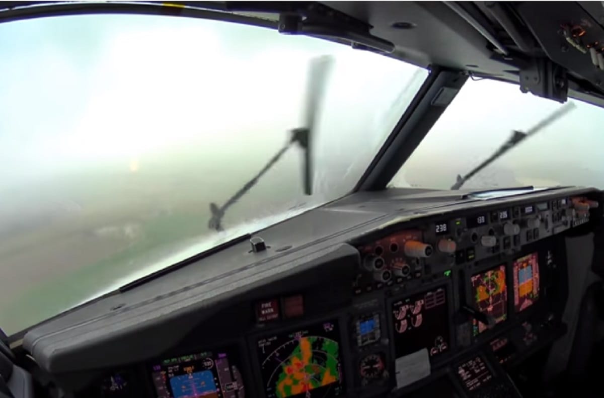 this is how a plane landing during rain
