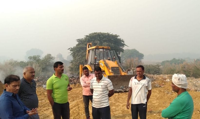 तमसा किनारे कूड़े से पाट दी गई दो बीघा की गड़ही.