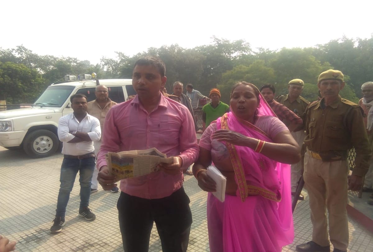 Mother and son ate poison in front of collectorate in Kushinagar