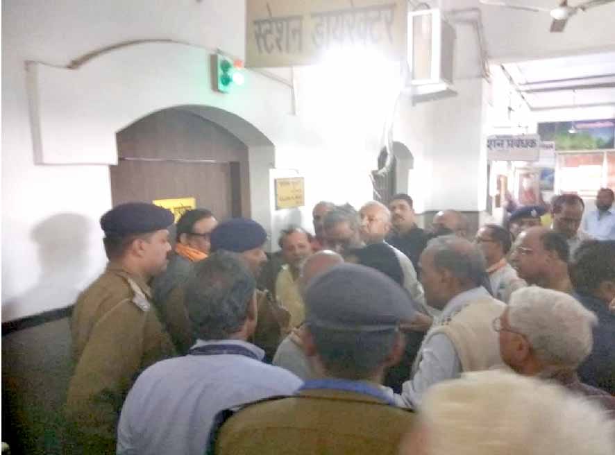 गोरखपुर जंक्शन पर रामायण एक्सप्रेस के यात्रियों ने किया हंगामा
