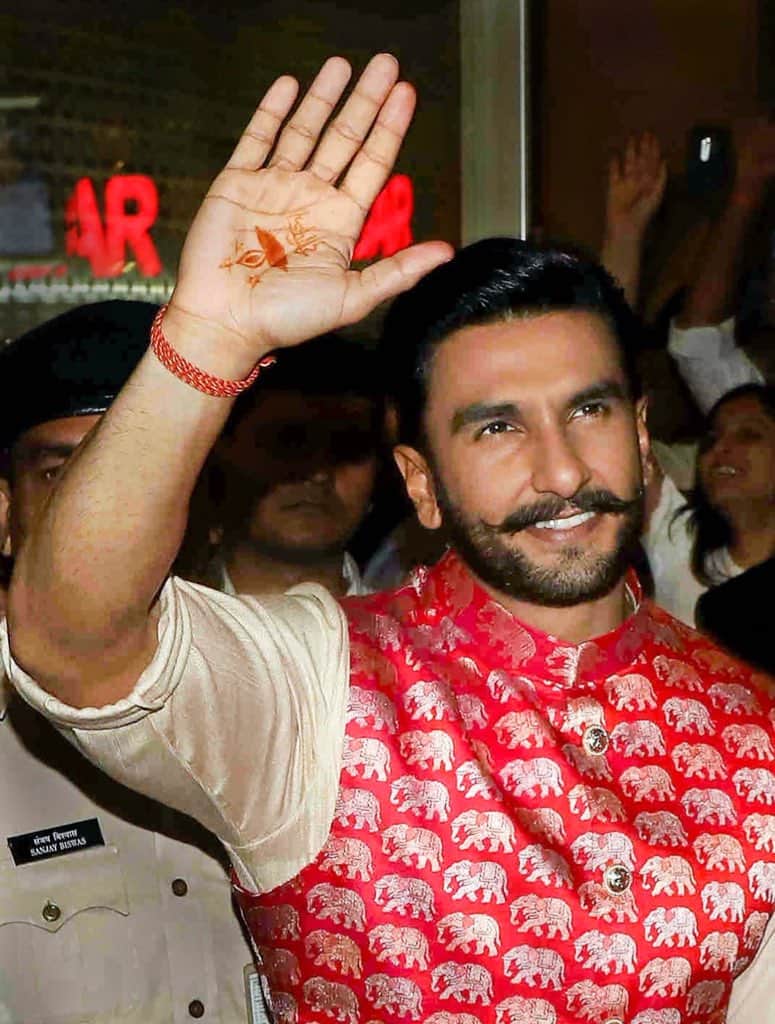 Ranveer Singh written Deepika Padukone name on his palm in mehendi