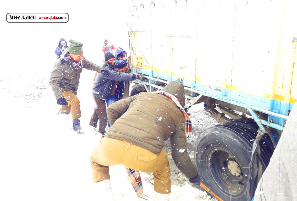 rescue on Srinagar-Leh Highway after heavy snowfall at Zoji La & evacuated several passengers