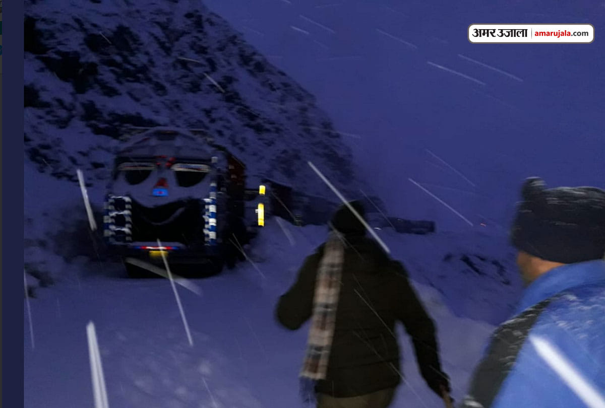 rescue on Srinagar-Leh Highway after heavy snowfall at Zoji La & evacuated several passengers