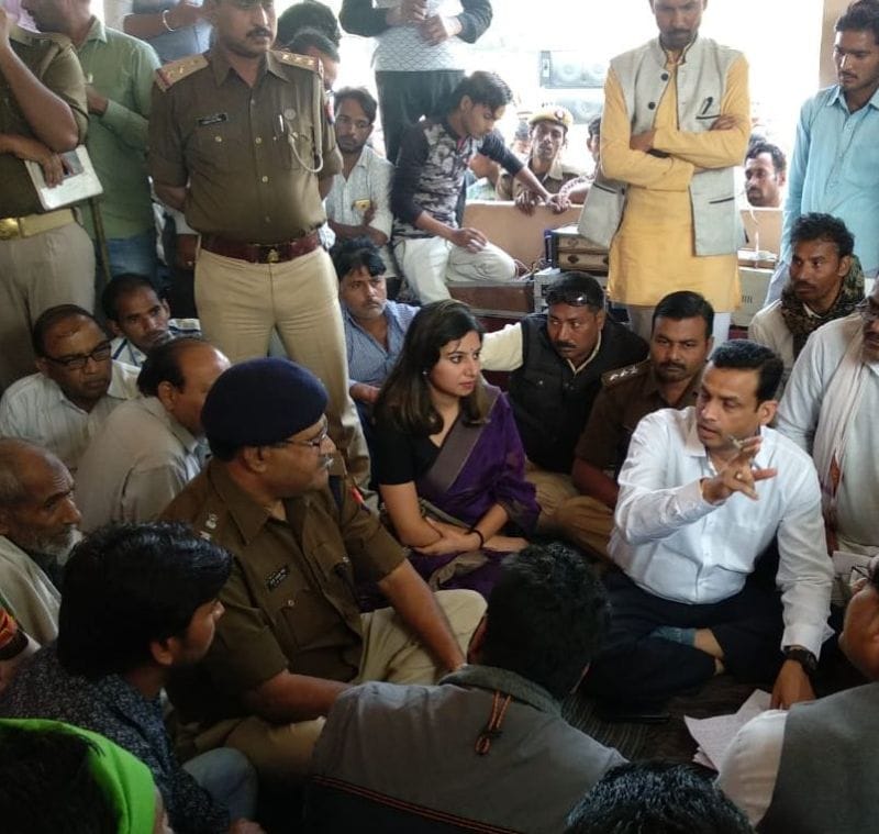 लिखित आश्वासन के बाद खत्म किया धरना