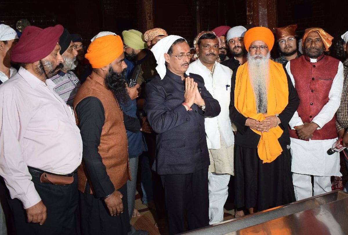 Deputy CM Dr. Dinesh Sharma worship in gurudwara guru ka taal agra
