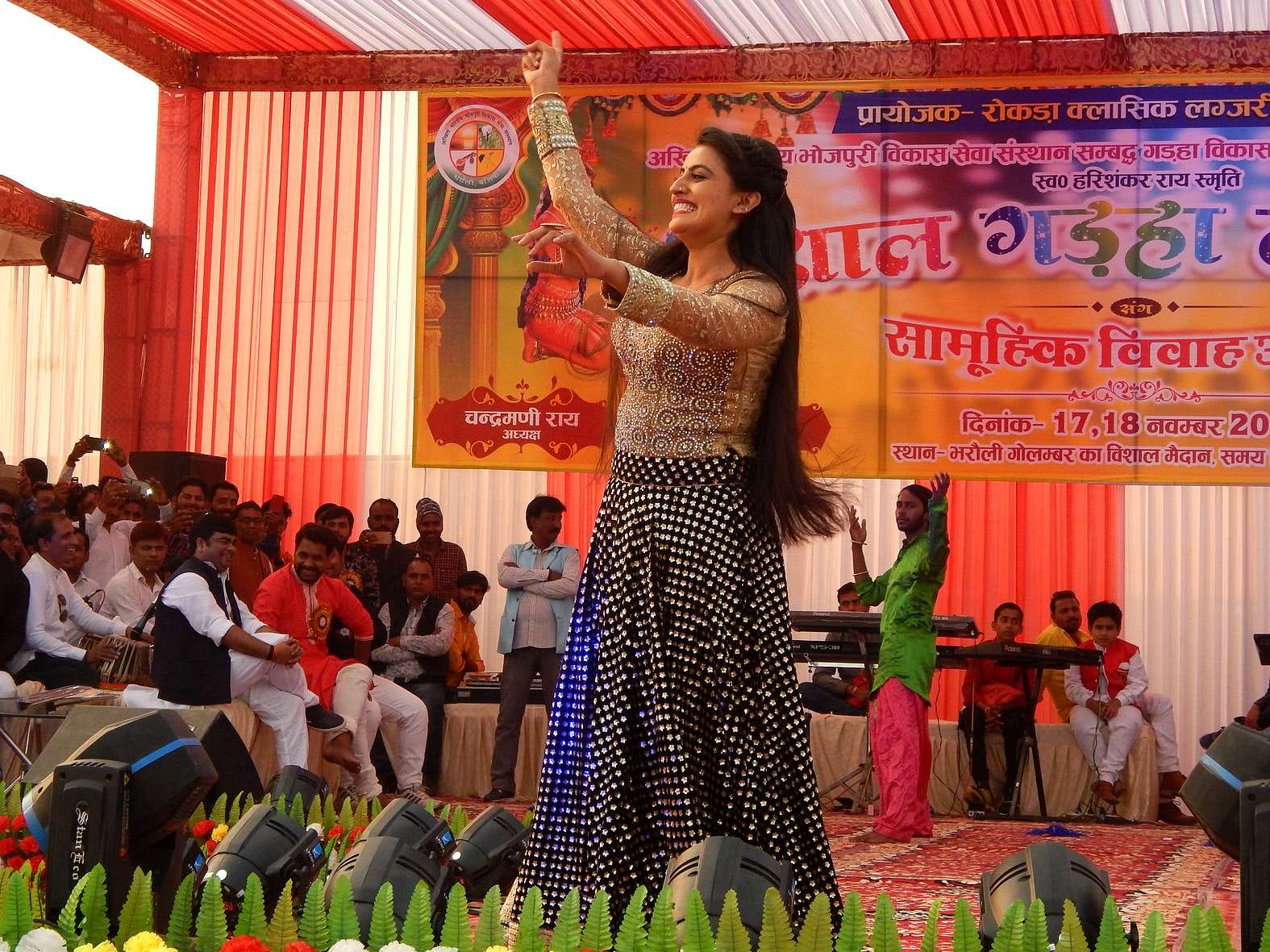 Akshra singh dance in garha mahotsav at ballia