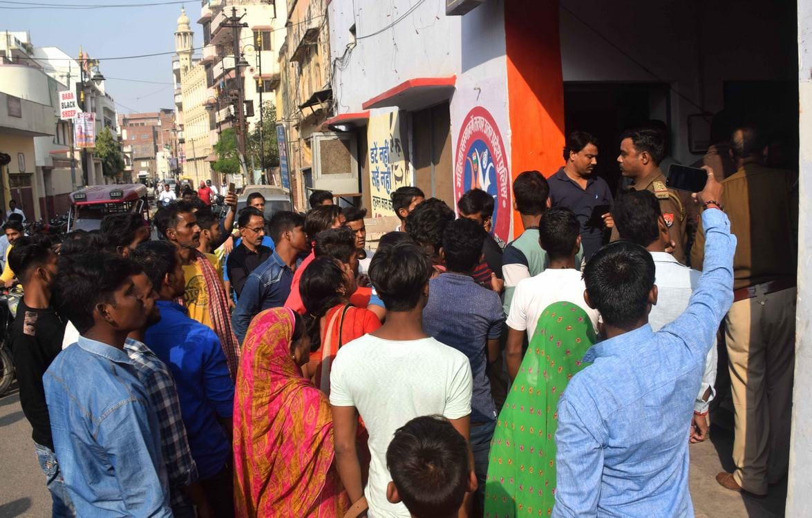 BJP parshad protest at police station at varanasi