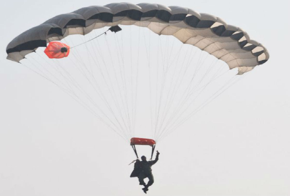 Paratroopers parajumping on ADRDE  50th Foundation Day in Malapura dropping zone Agra