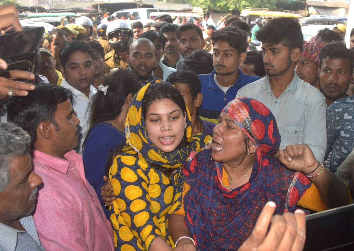 family make protest in front of popular hospital varanasi after patient death
