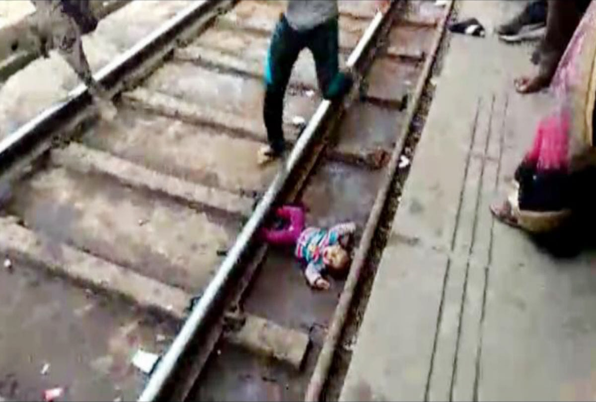 train run over one year old baby girl at mathura railway station