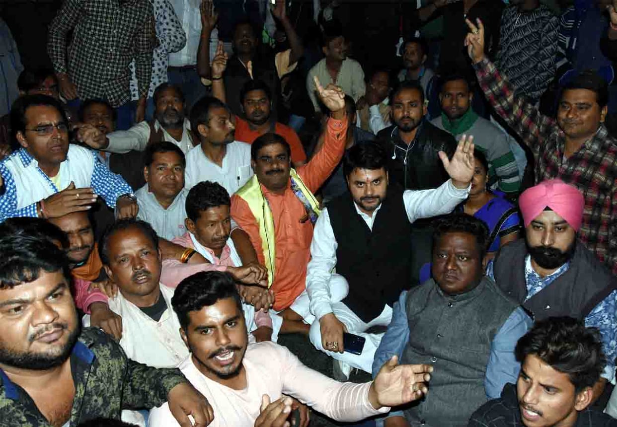 bjp leaders and workers protested against police working