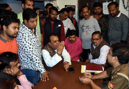 bjp leaders and workers protested against police working