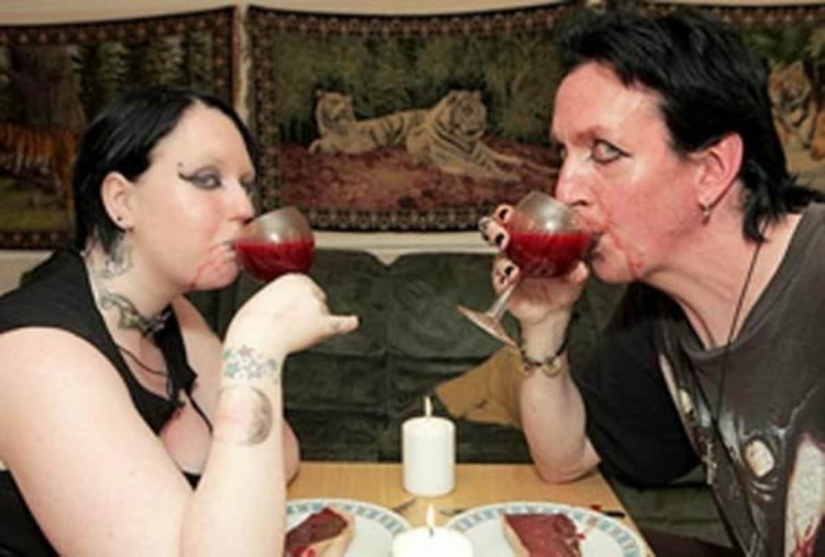 britain coouple believes they are vampire and drink each other blood