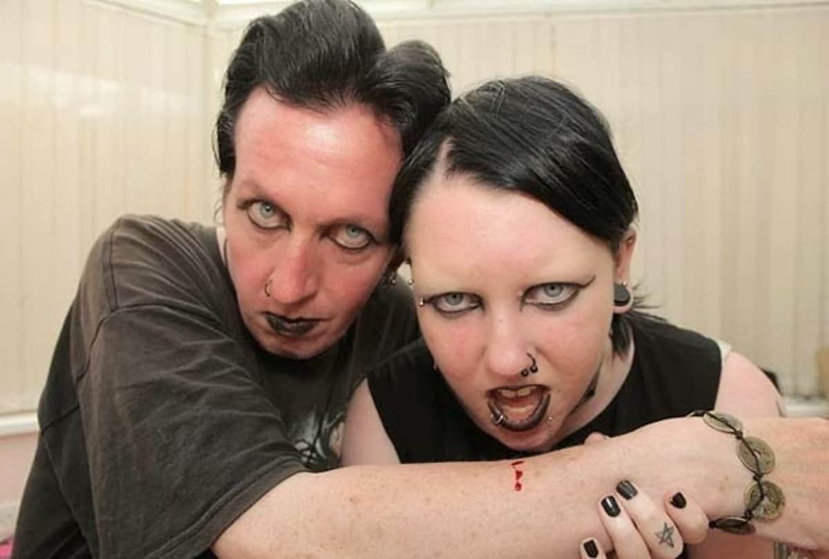 britain coouple believes they are vampire and drink each other blood