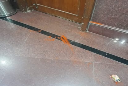 arvind Kejriwal  attacked by red chilly in delhi Secretariat