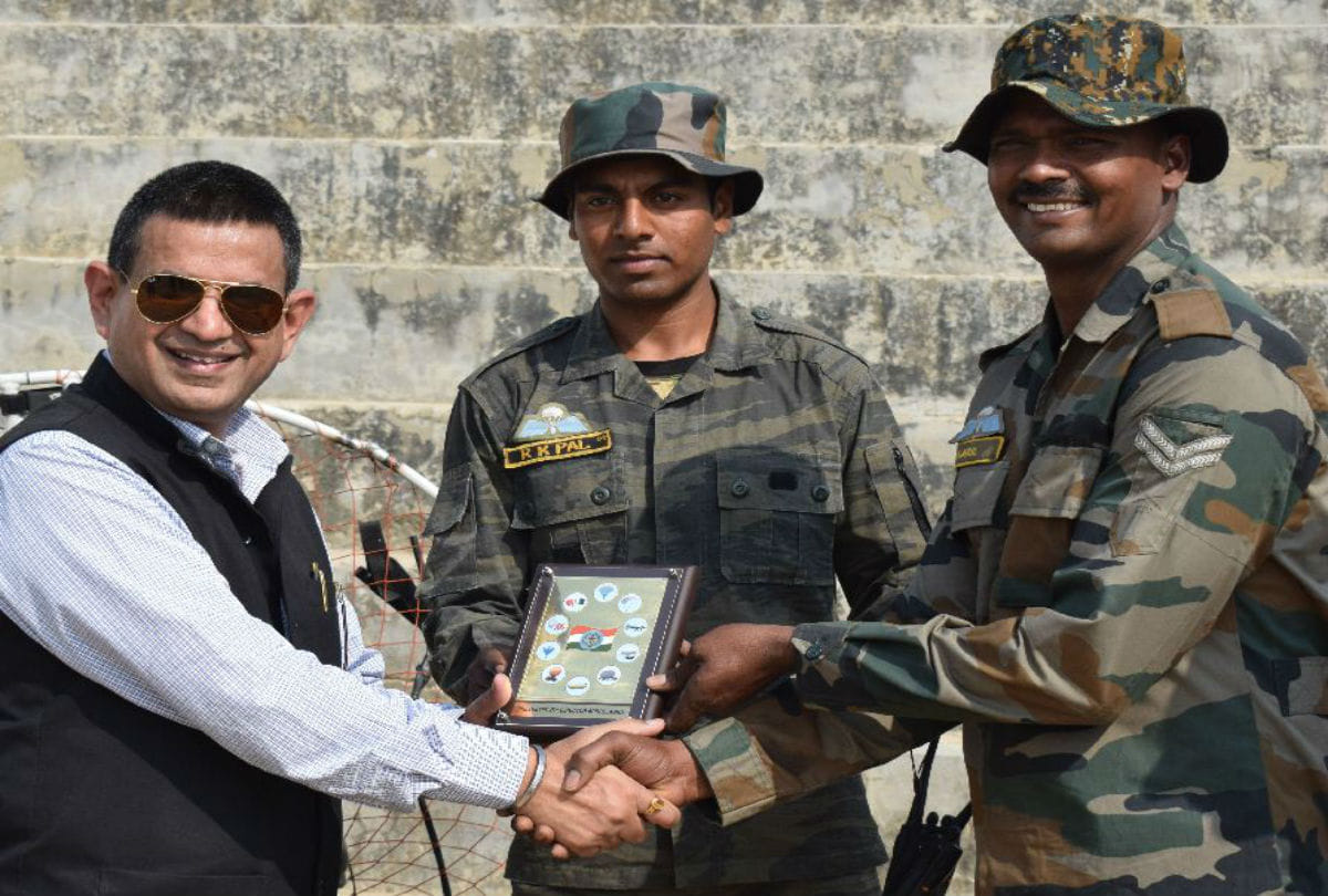 Paratroopers parajumping on ADRDE  50th Foundation Day in Malapura dropping zone Agra