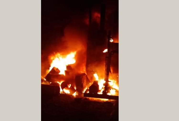 तारकोल प्लांट में लगी आग, 20 लाख का नुकसान