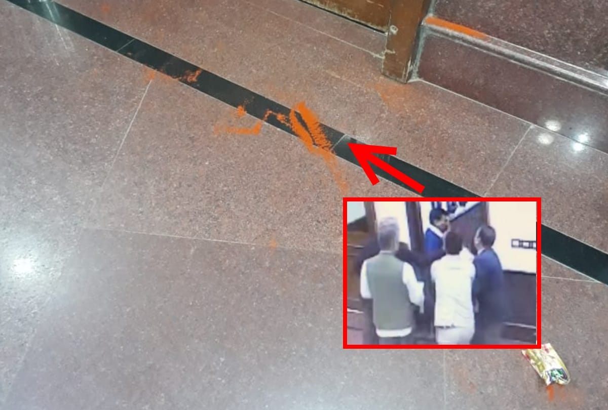 chilli powder attack on arvind kejriwal in secretariat, timeline of all attacks on kejriwal