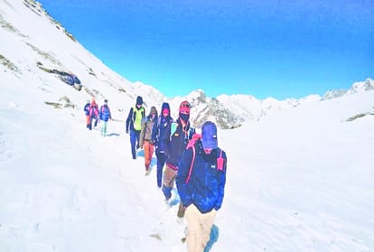 60 Lahuli sent back after Forcibly entered in Rohtang tunnel