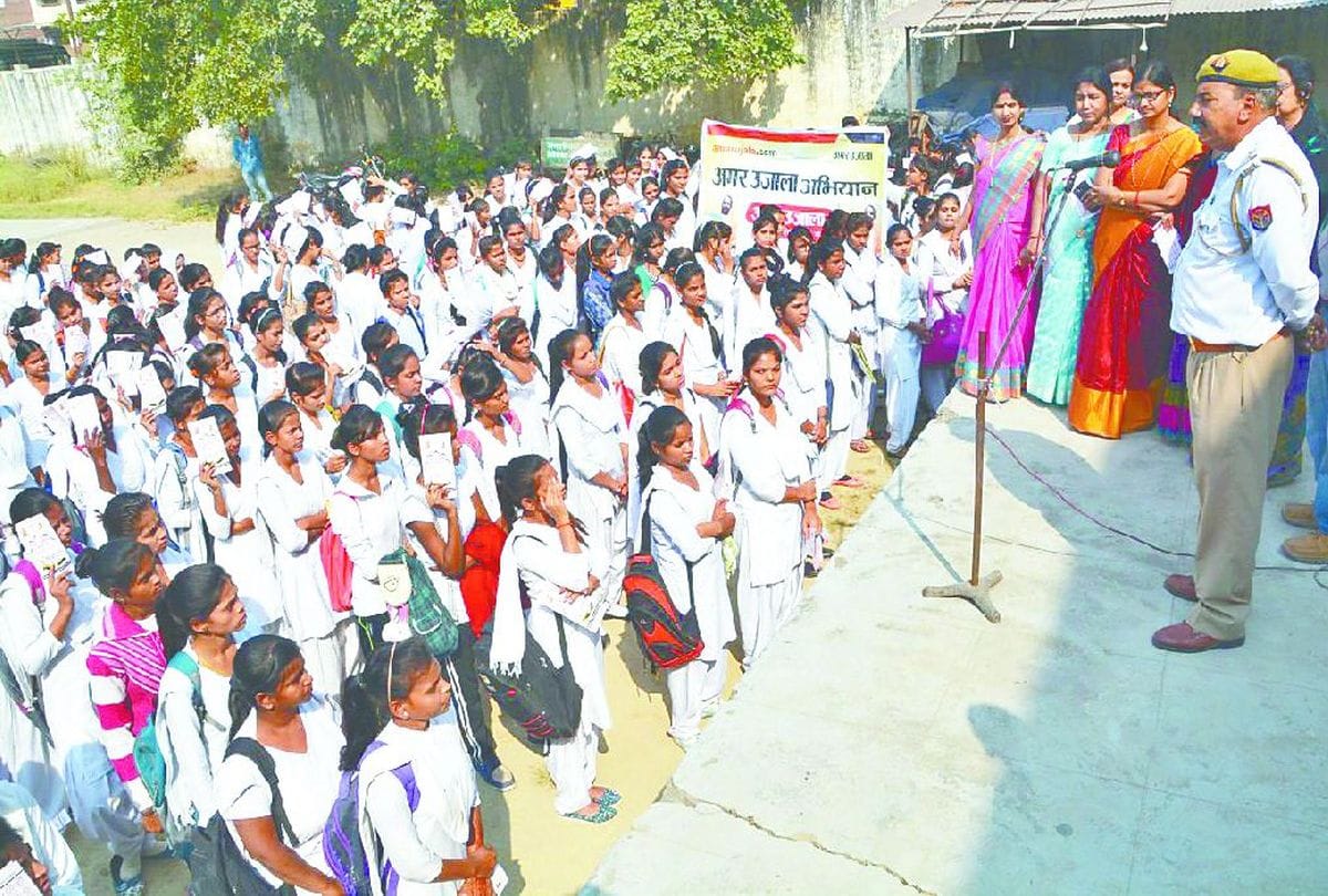 traffic awareness program  under aprajita campaign of amar ujala