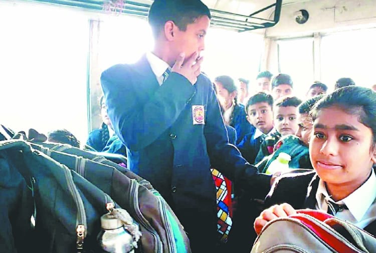 मैहतपुर ट्रैफिक पुलिस ने की स्कूल बसों की चेकिंग