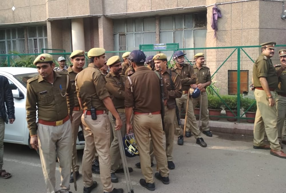 A teenaged boy shot dead in chauk in lucknow.