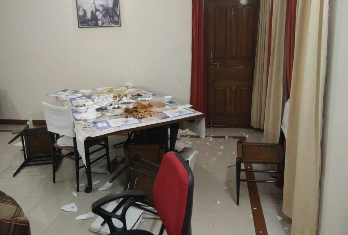 महिला की मौत पर अस्पताल में तोड़फोड़, शव रख कर किया हंगामा