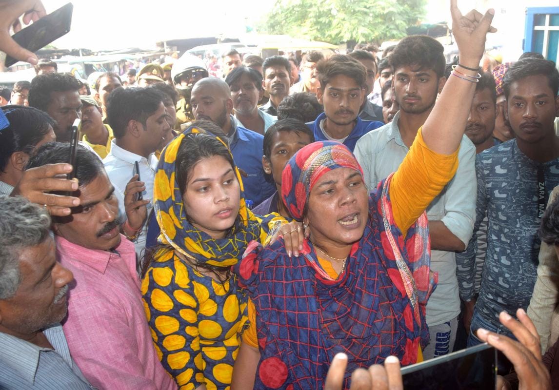 family make protest in front of popular hospital varanasi after patient death
