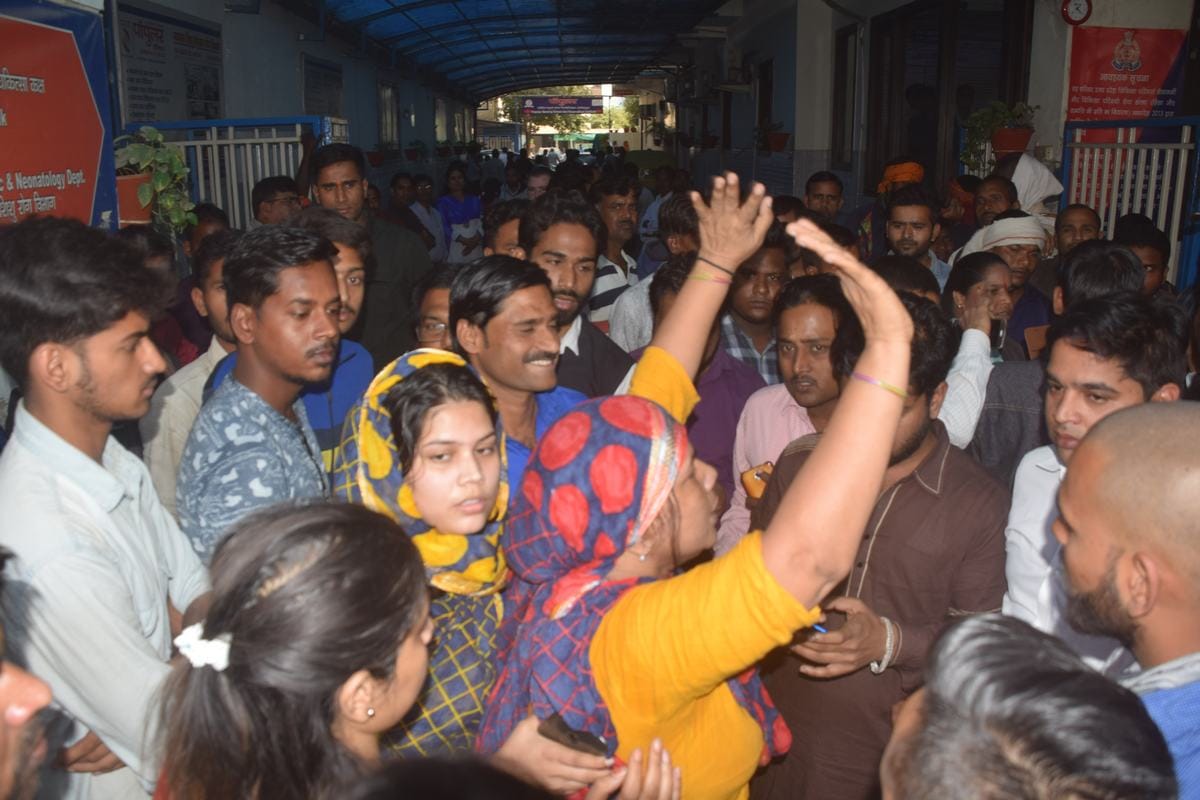 family make protest in front of popular hospital varanasi after patient death