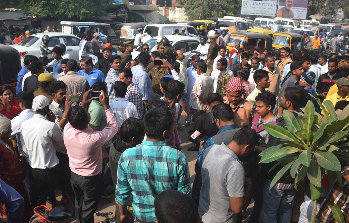 family make protest in front of popular hospital varanasi after patient death
