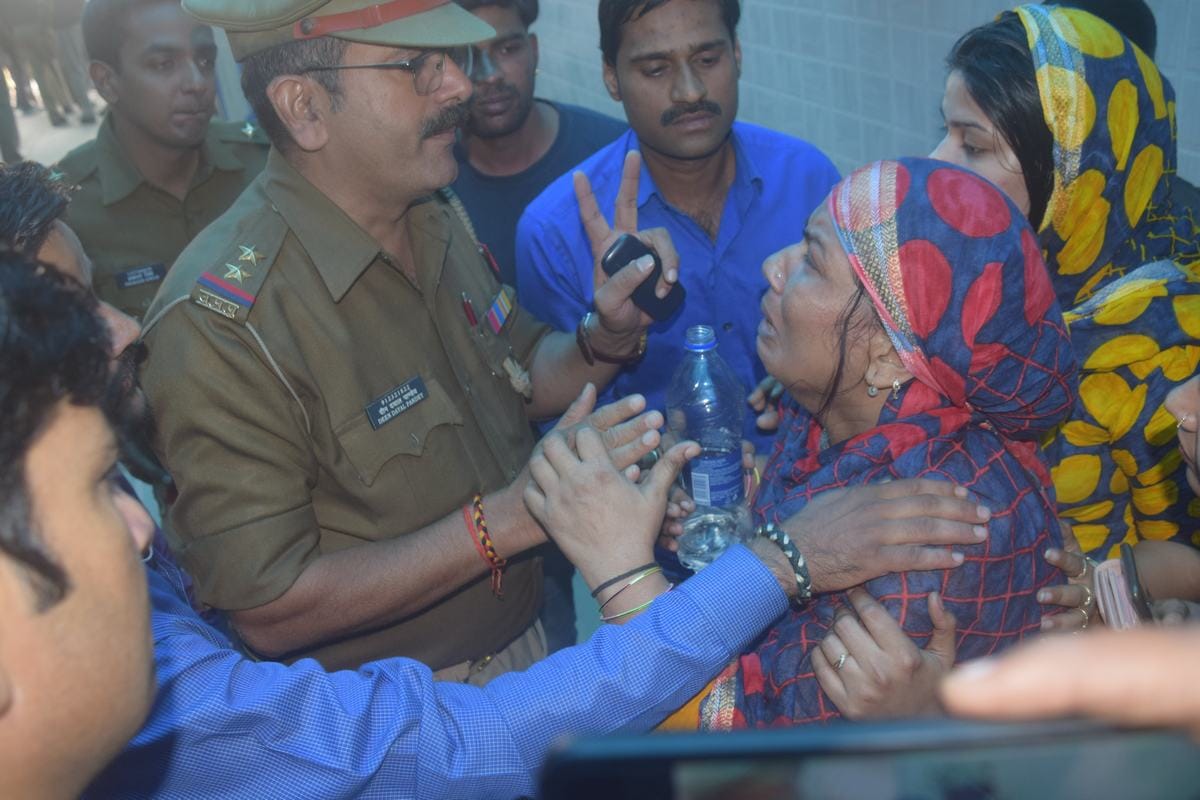 family make protest in front of popular hospital varanasi after patient death