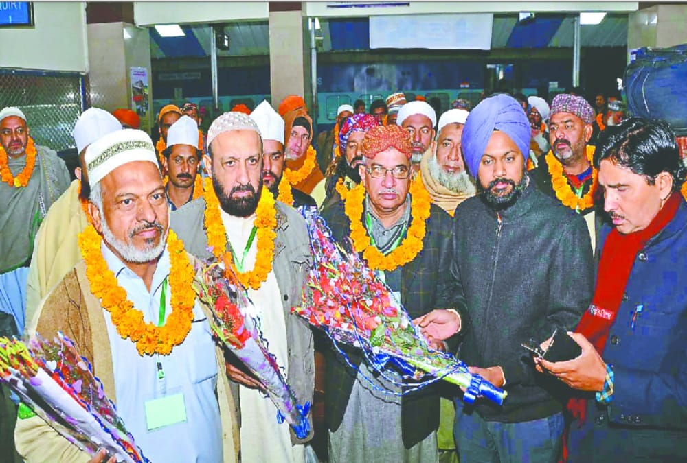 Pakistani Muslims demand for open both nation hats for Jairine