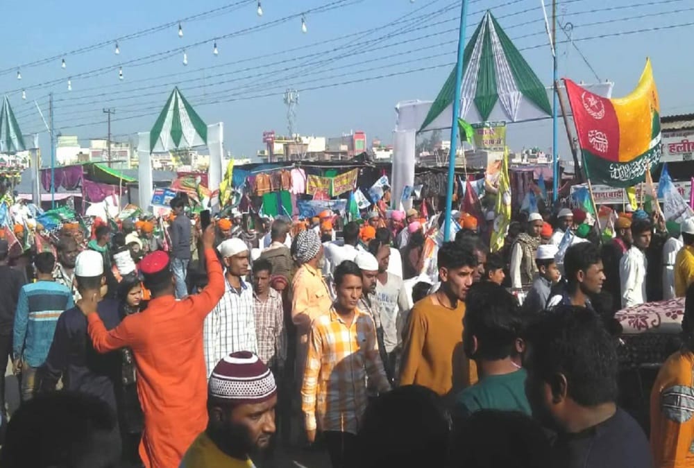 Pakistani Muslims demand for open both nation hats for Jairine