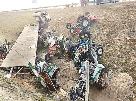 Reflex trolls, driver-cleaners injured on expressway