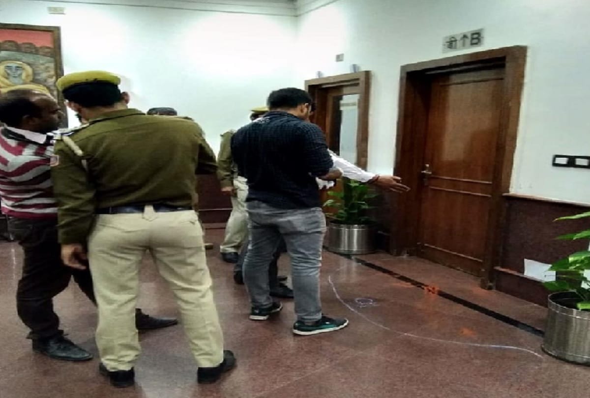 chilli powder attacked on delhi Chief Minister Arvind Kejriwal