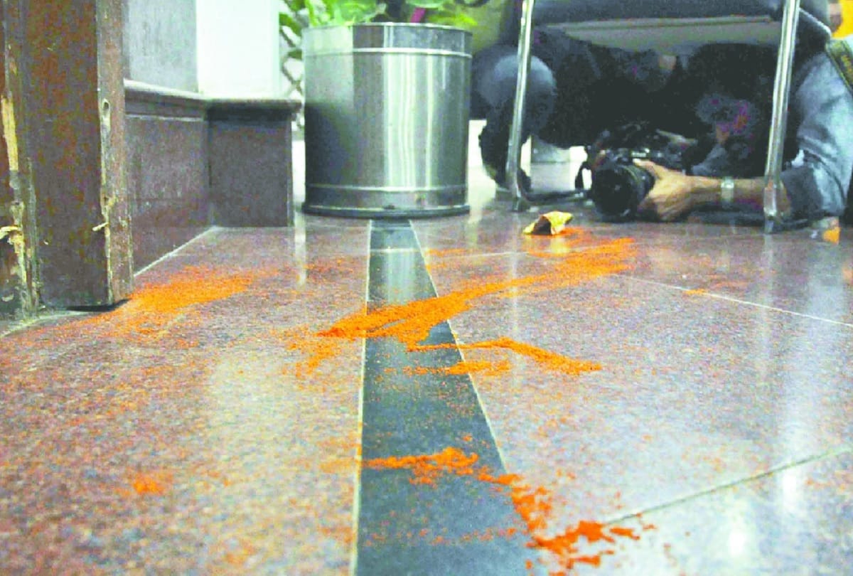 chilli powder attacked on delhi Chief Minister Arvind Kejriwal