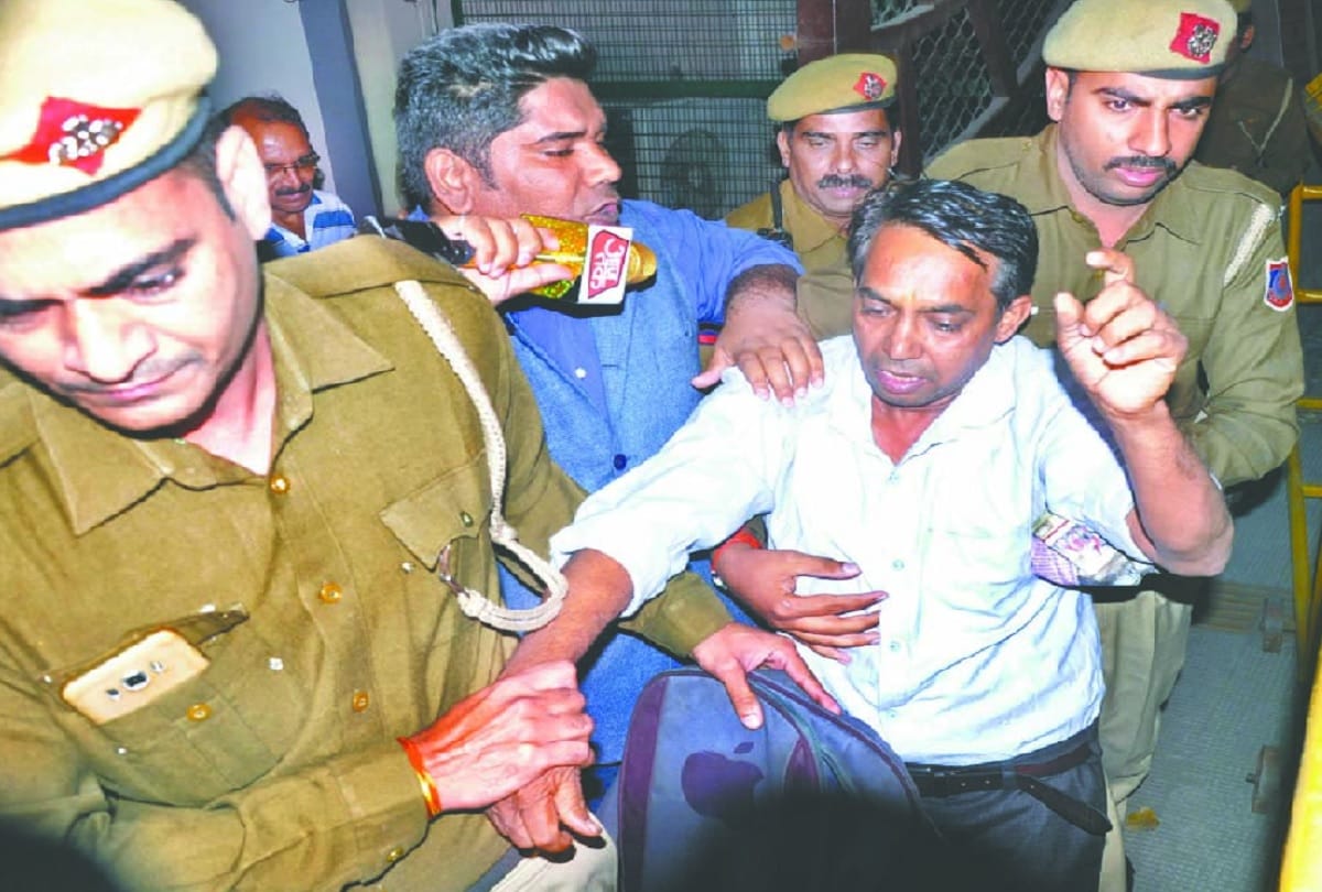 chilli powder attacked on delhi Chief Minister Arvind Kejriwal