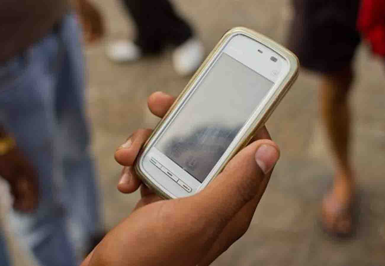 Suspicious video of teenager leaked from her mobile