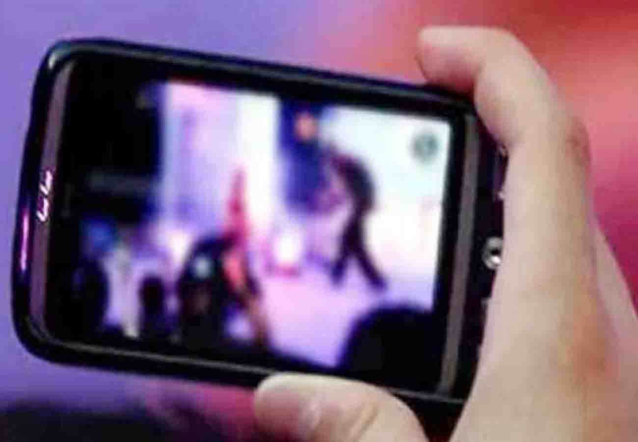 Suspicious video of teenager leaked from her mobile